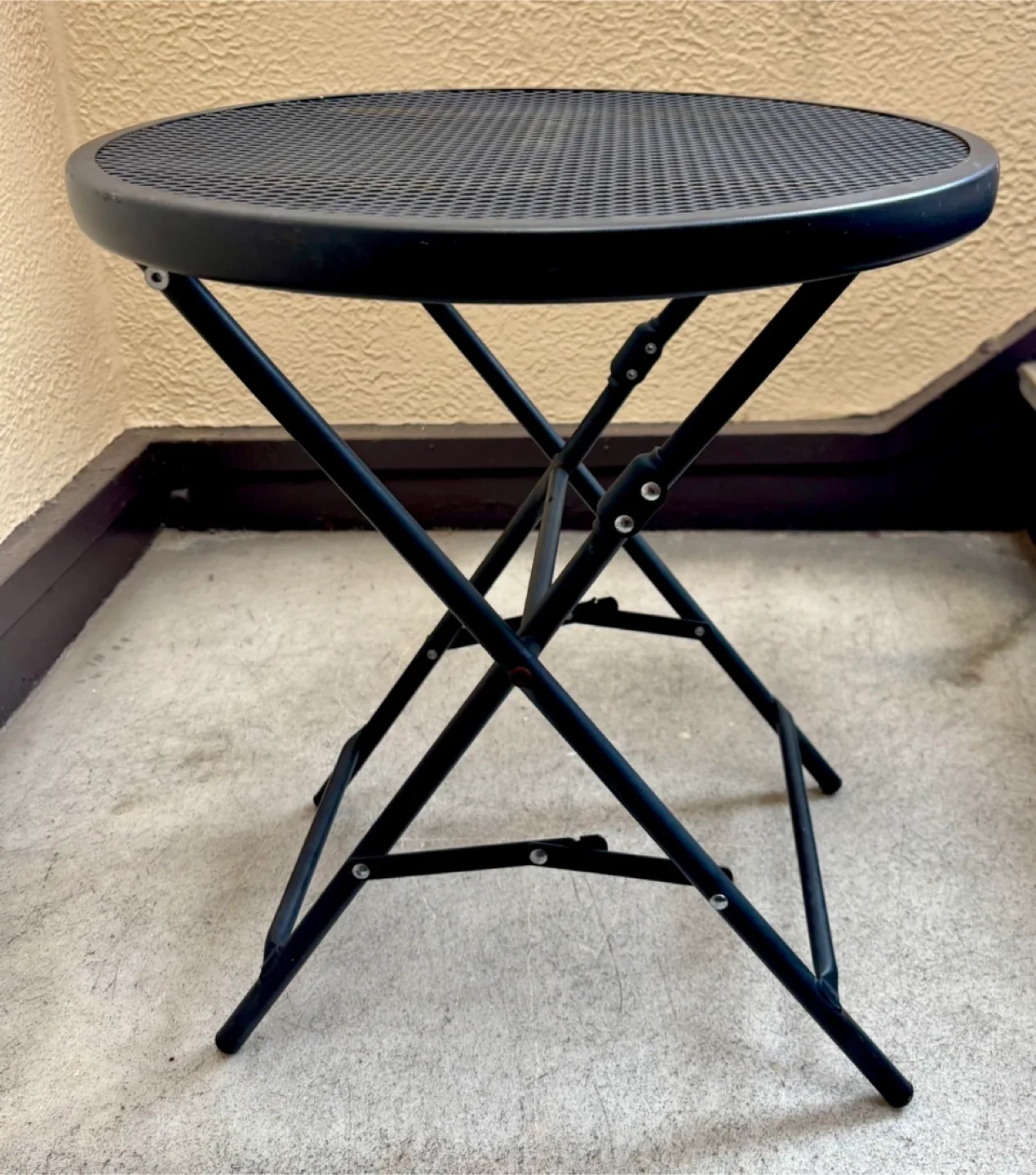 Small round patio metal table thumbnail