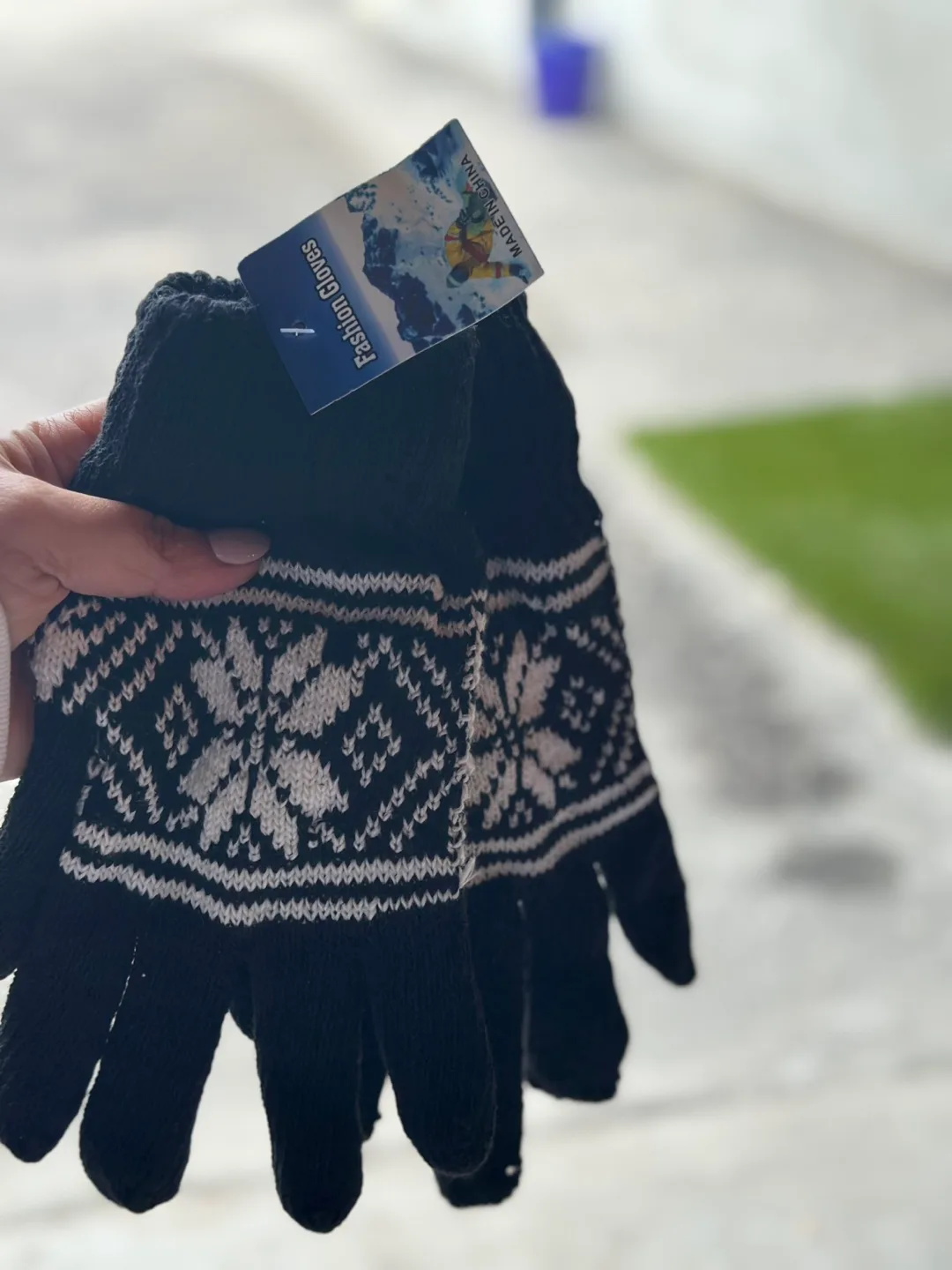 5 pieces Warm Winter Gloves with Snowflake Pattern thumbnail