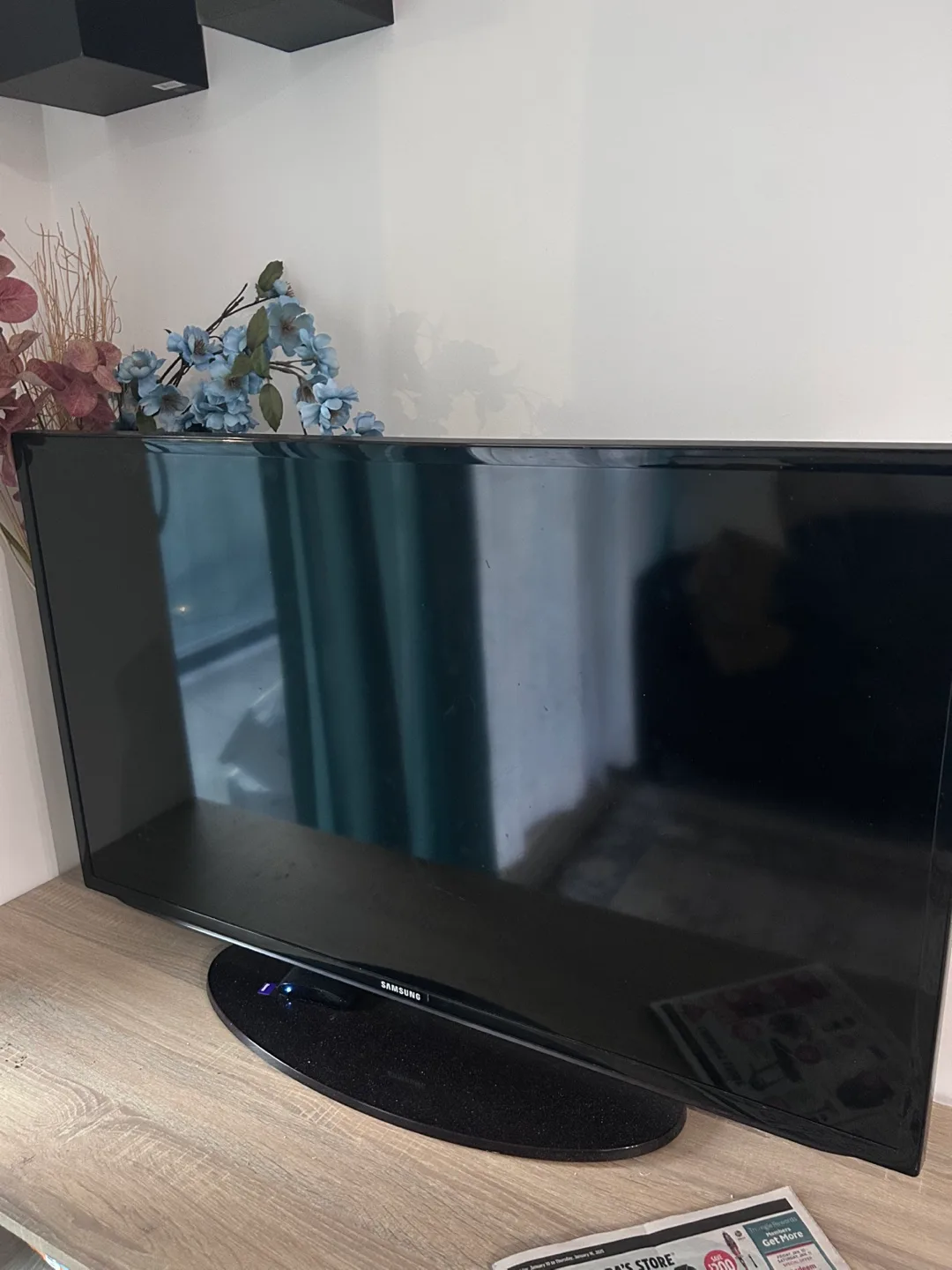 Samsung Flat Screen TV with Roku thumbnail