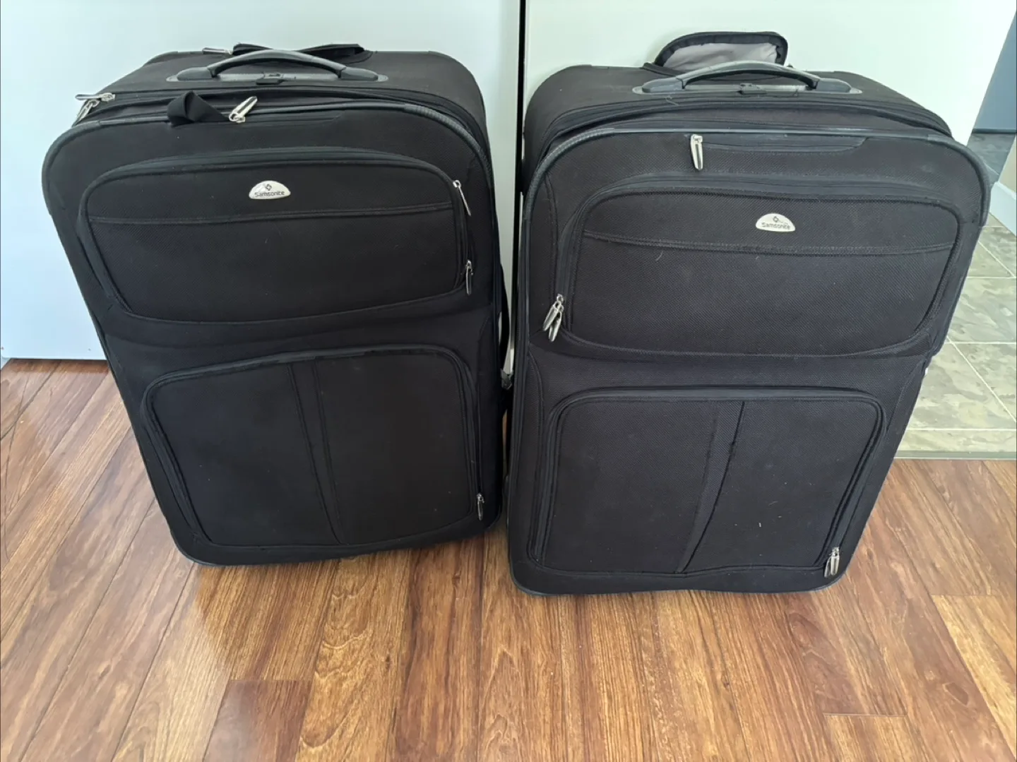 Samsonite Luggage Set - Two Large Suitcases thumbnail