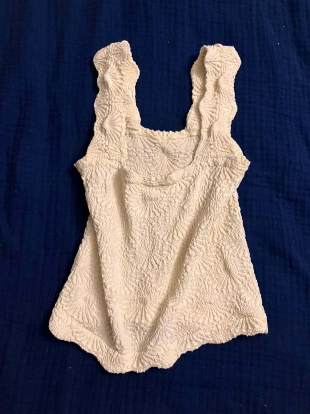 No brand / no tag off white sleeveless top image indicator(2)