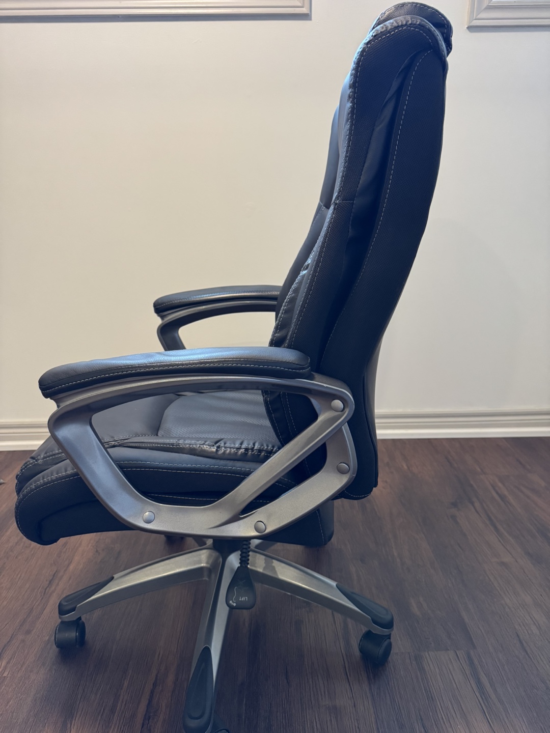 Executive Office Chair - Black Leather - photo 2