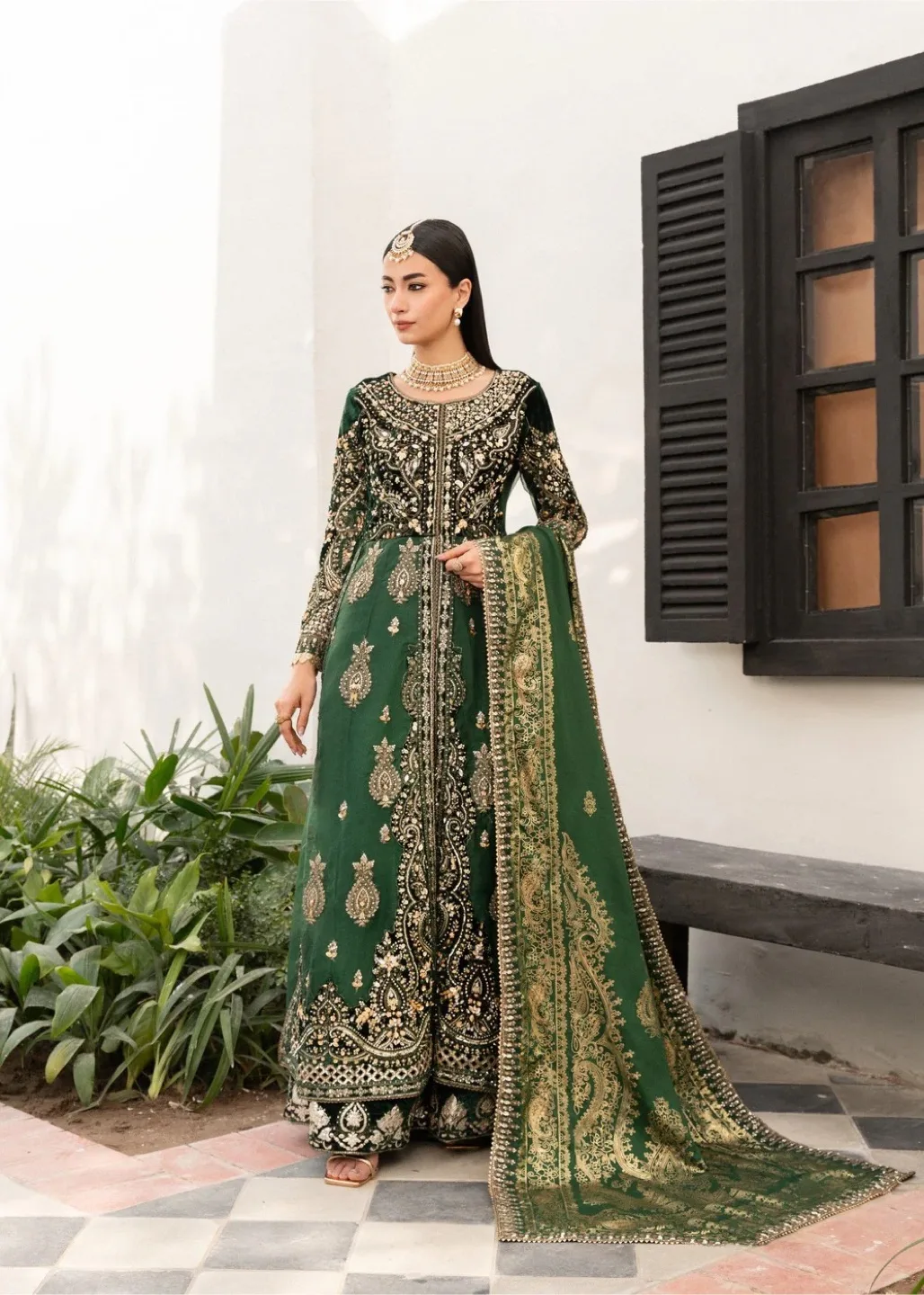 Gorgeous Emerald Green Pakistani Formal Dress thumbnail