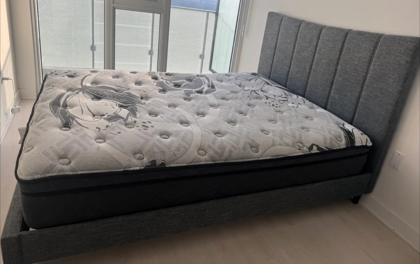 Queen Size Mattress (sealy) image indicator(4)