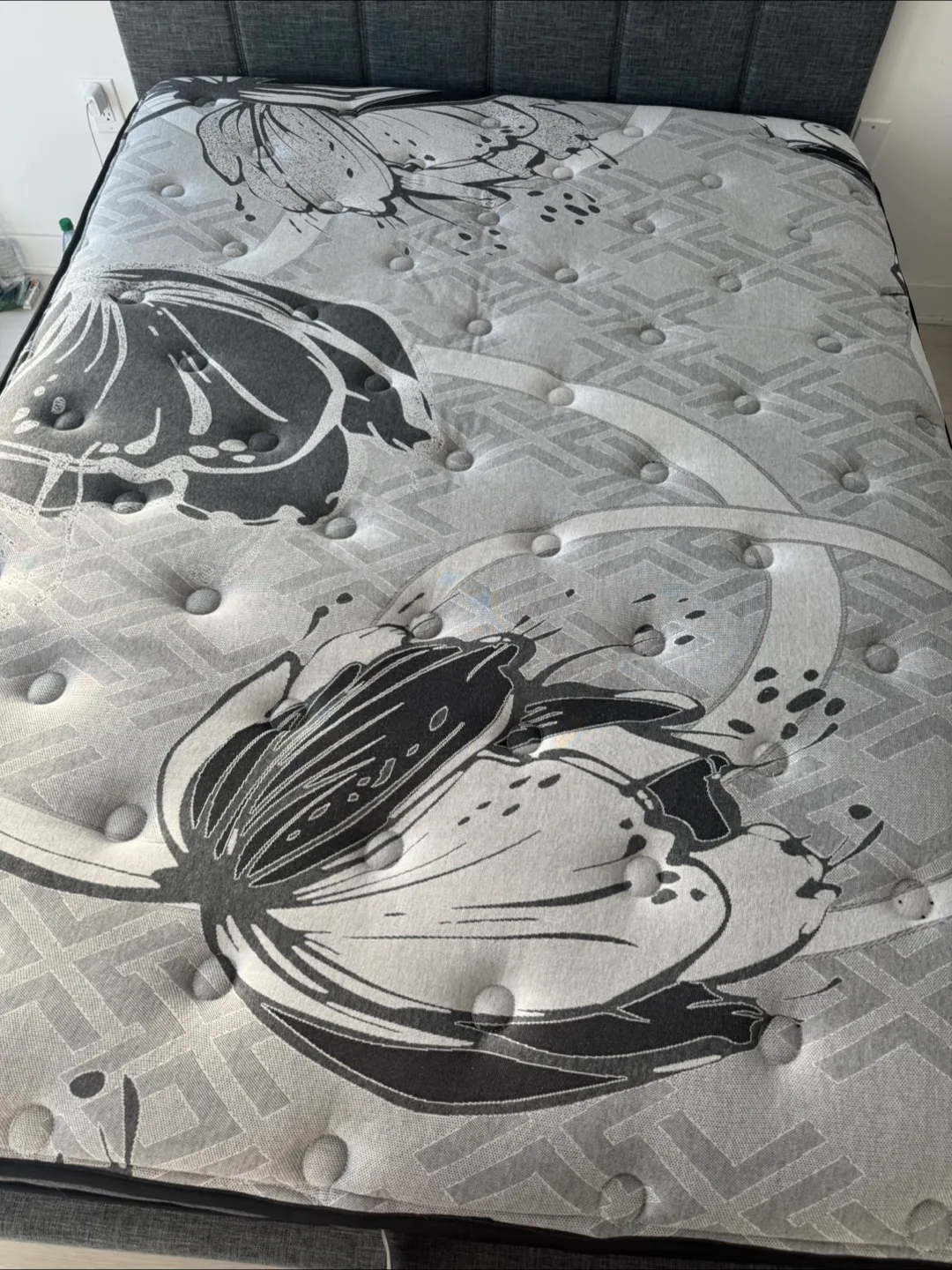 Queen Size Mattress (sealy) image indicator(3)