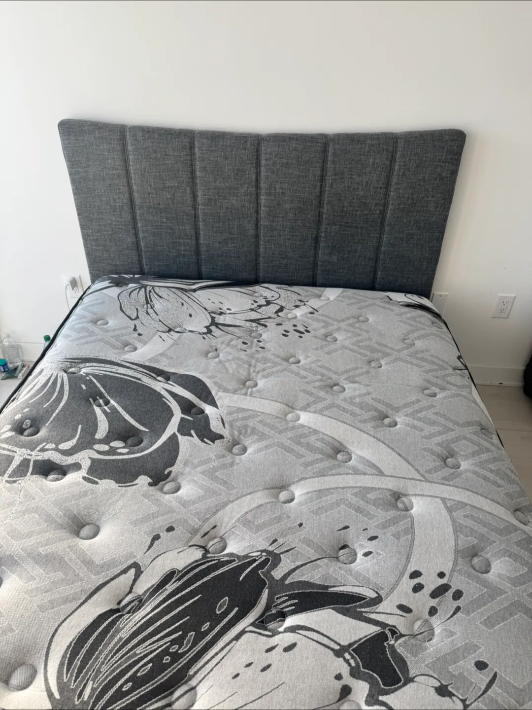 Queen Size Mattress (sealy) image indicator(2)