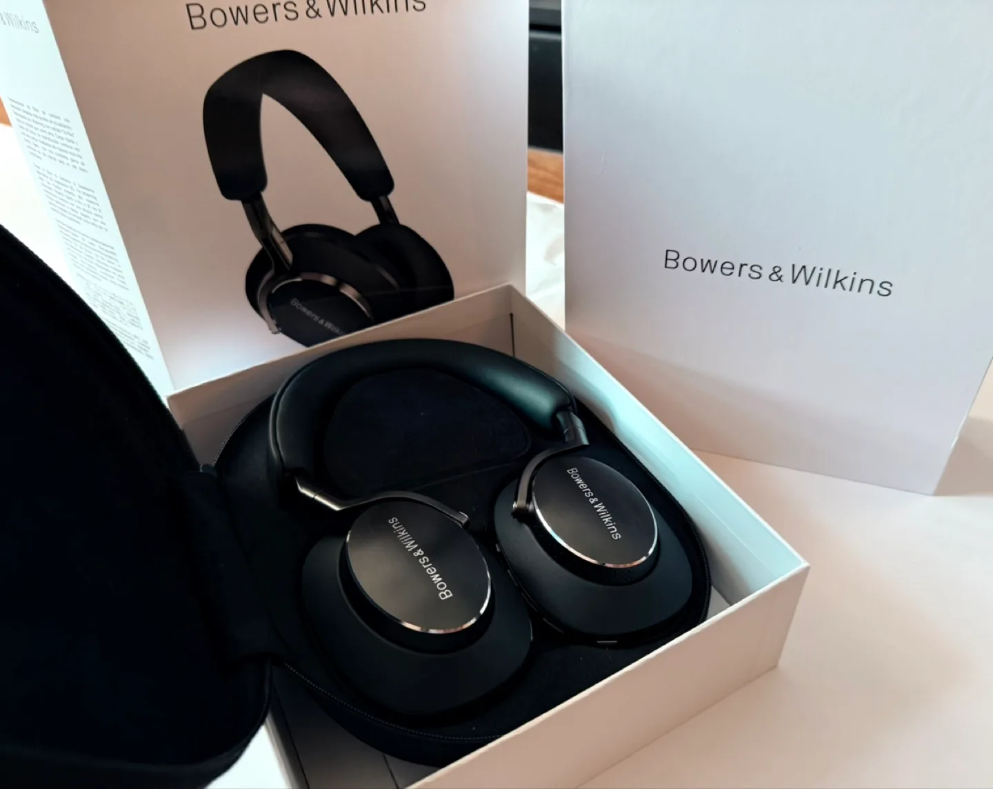 Bowers & Wilkins PX8 Noise Cancelling Wireless Headphones image indicator(3)