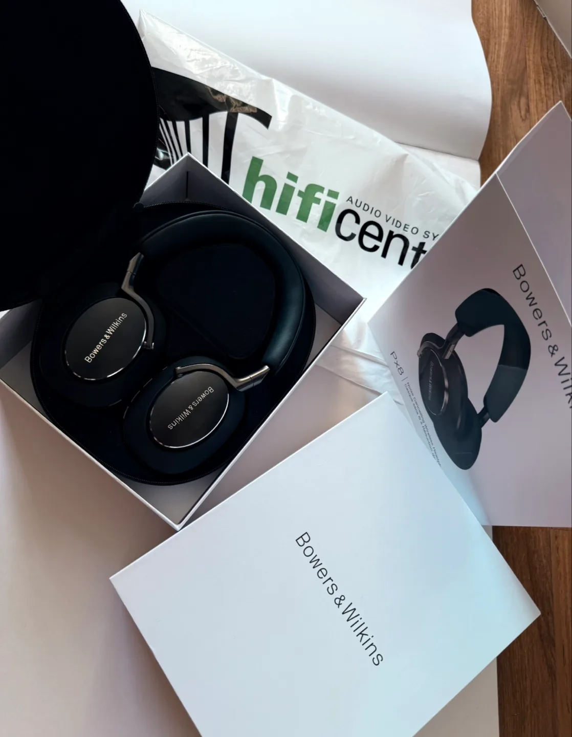 Bowers & Wilkins PX8 Noise Cancelling Wireless Headphones image indicator(2)