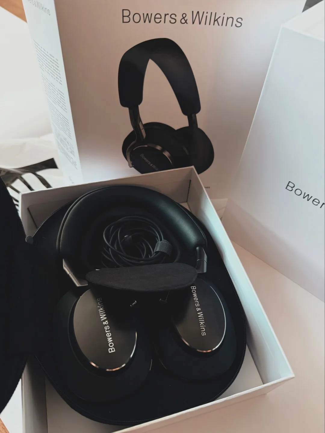 Bowers & Wilkins PX8 Noise Cancelling Wireless Headphones image indicator(5)