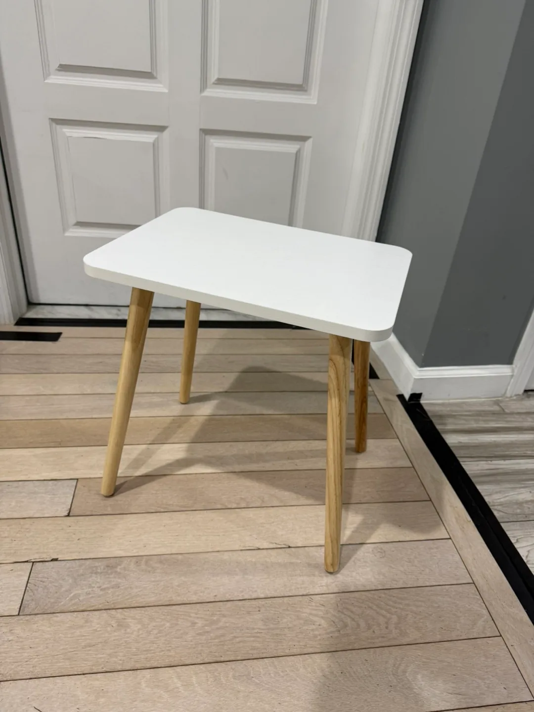 Free! White End Tables Set of 2 thumbnail
