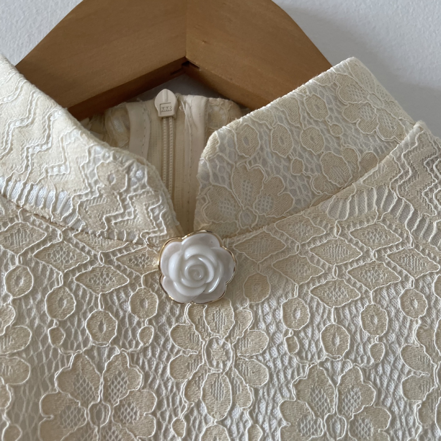 Elegant Cream Lace Dress with Mandarin Collar - photo 4