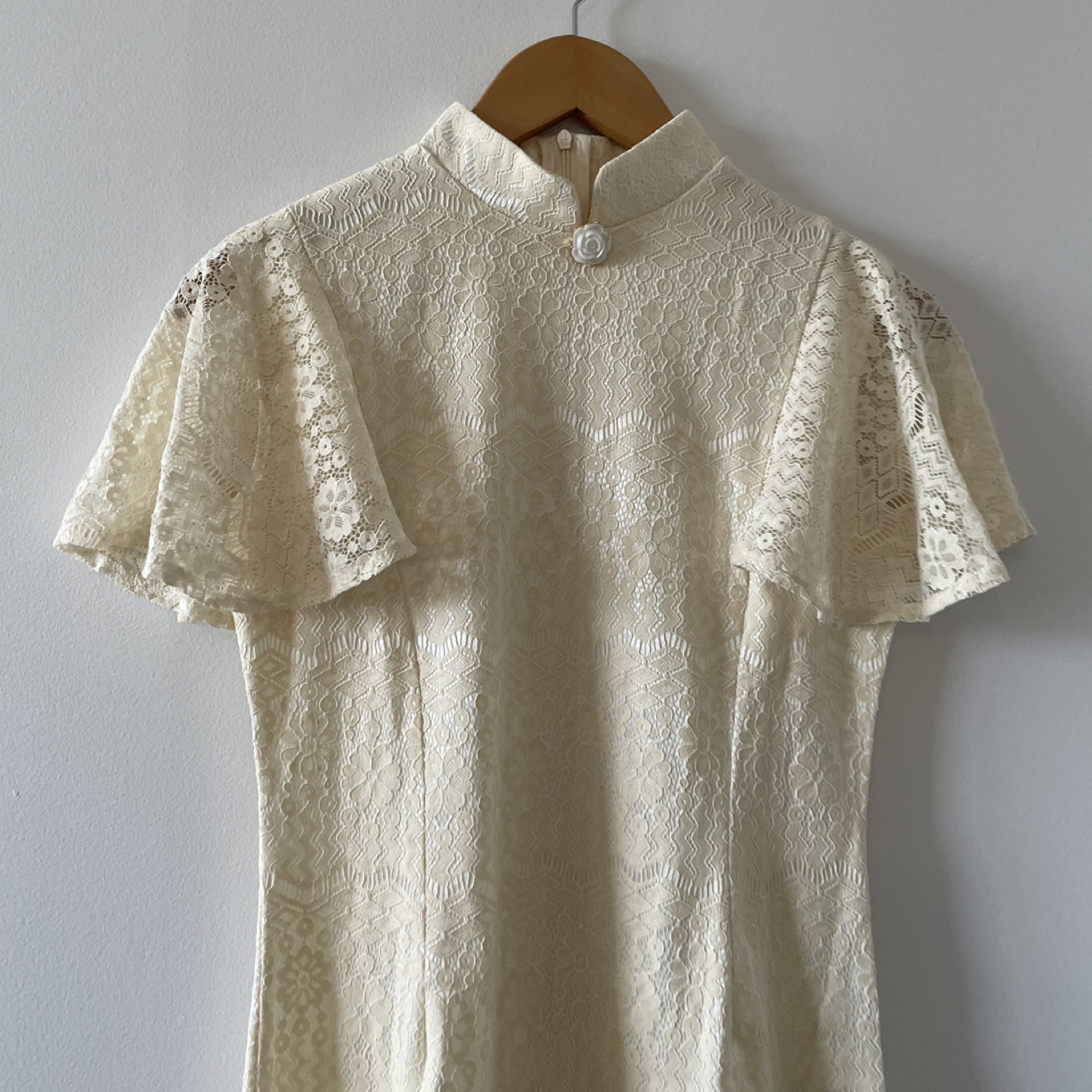 Elegant Cream Lace Dress with Mandarin Collar - photo 2