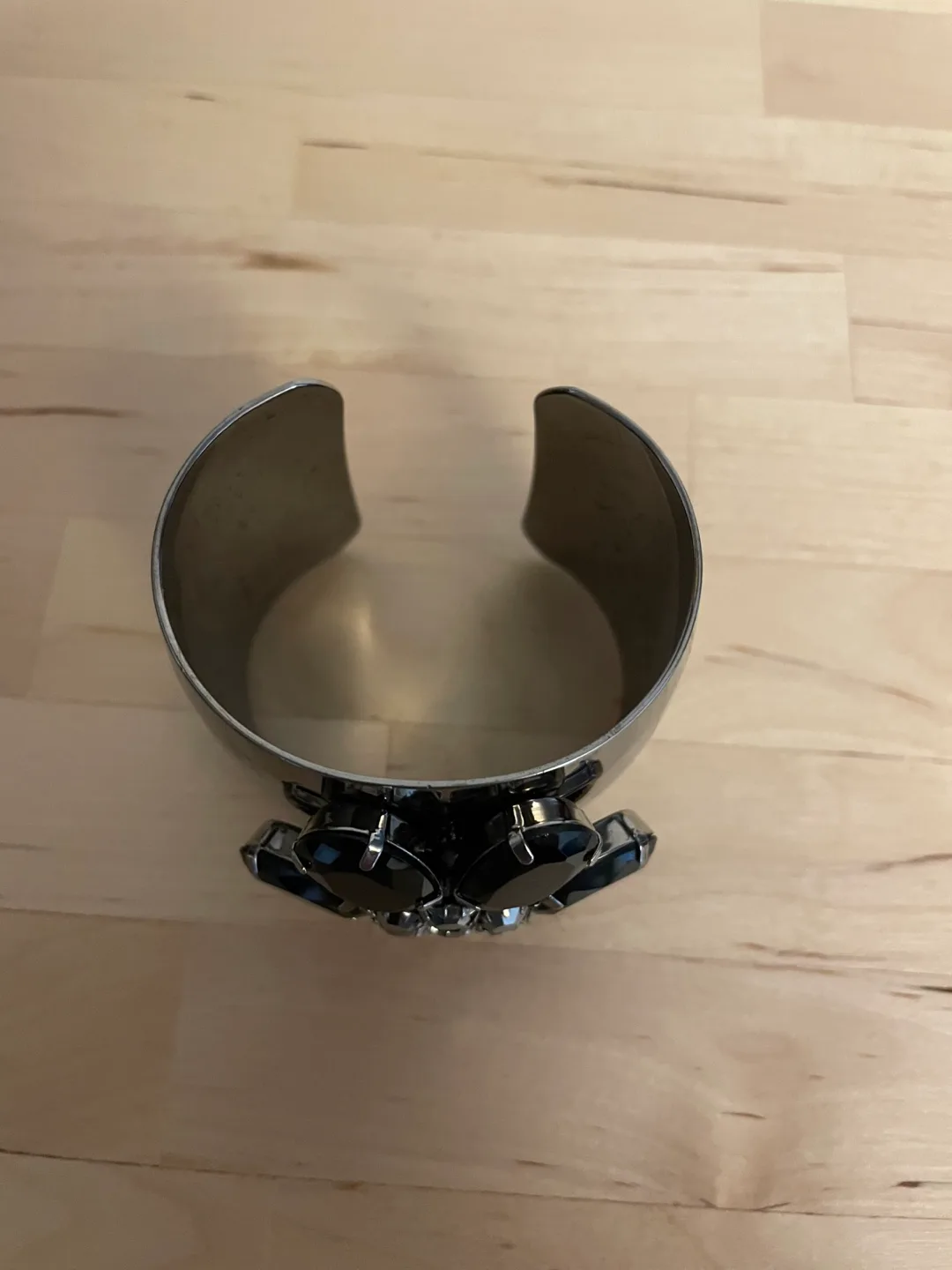 Stunning Cuff Bracelet with Black Rhinestones Flower image indicator(3)