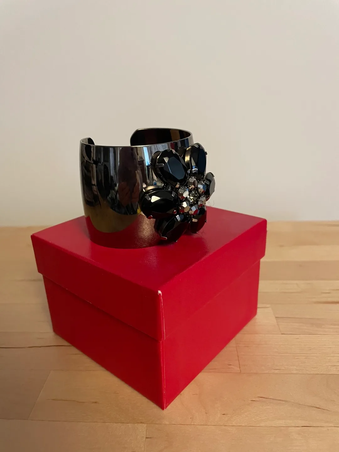 Stunning Cuff Bracelet with Black Rhinestones Flower image indicator(2)