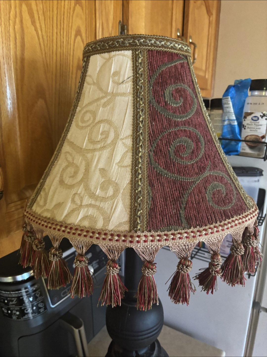 Elegant Table Lamp with Ornate Shade - photo 2