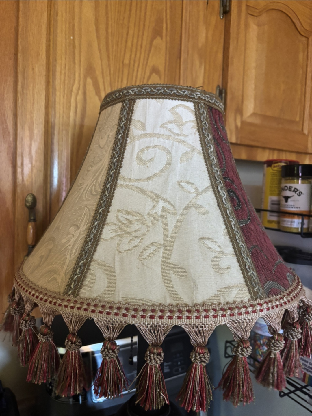 Elegant Table Lamp with Ornate Shade - photo 3