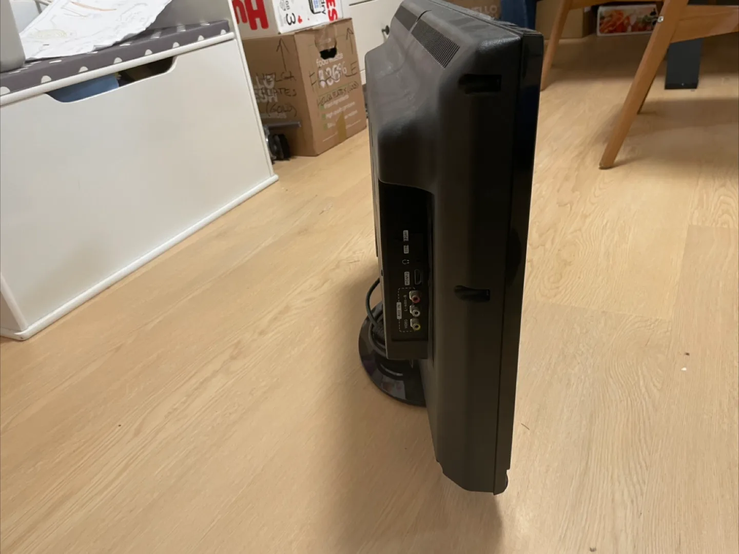 Dynex LCD HDTV - 19" image indicator(2)