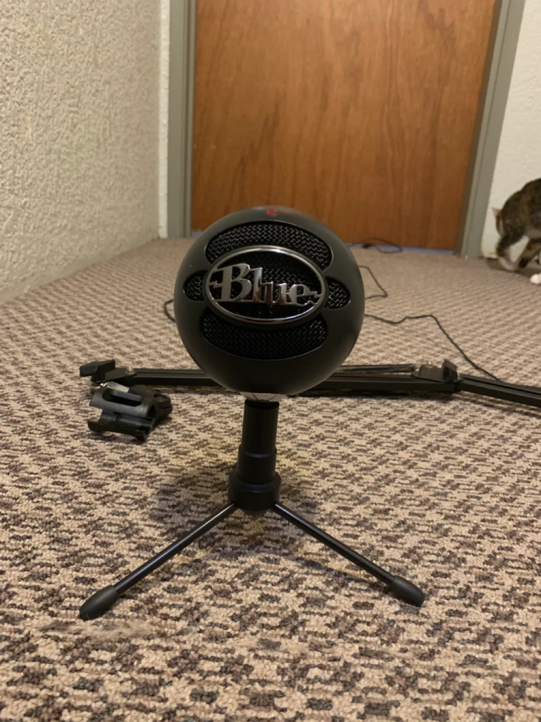 Blue Snowball USB Microphone with Boom Arm thumbnail