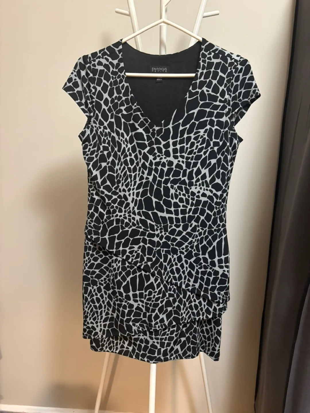 En Focus Petite Black and White Animal Print Dress Size 8P thumbnail