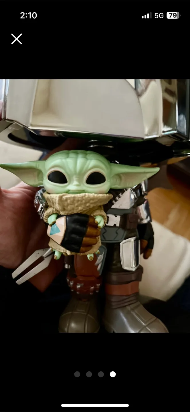 Funko jumbo Pop! Star Wars Mandalorian with the Child #380 image indicator(3)