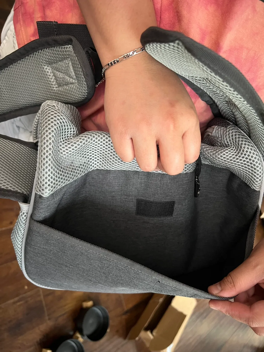 Pet Carrier  Sling Bag image indicator(2)