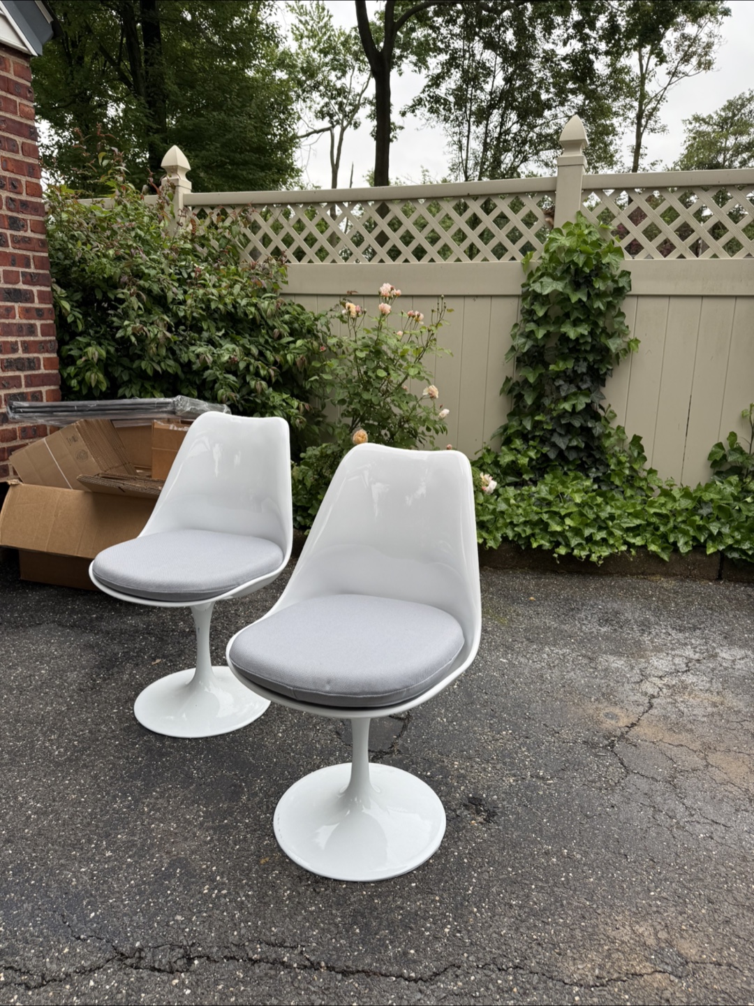 Set of Two White Swivel Chairs - photo 2