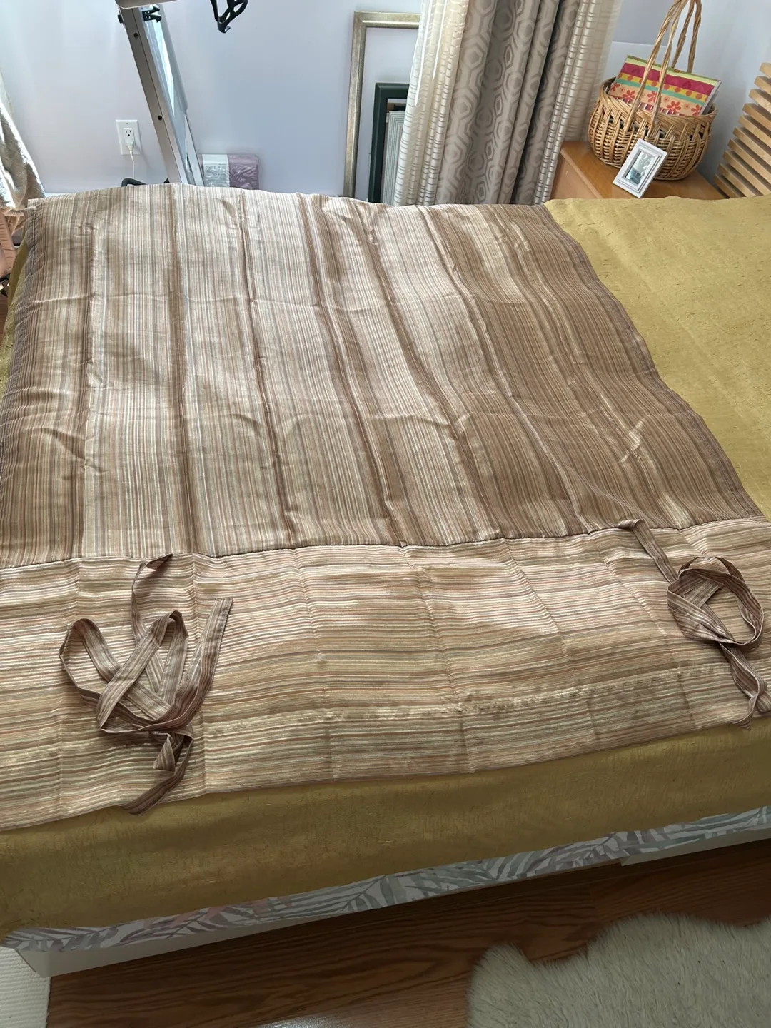 Striped window curtain image indicator(2)