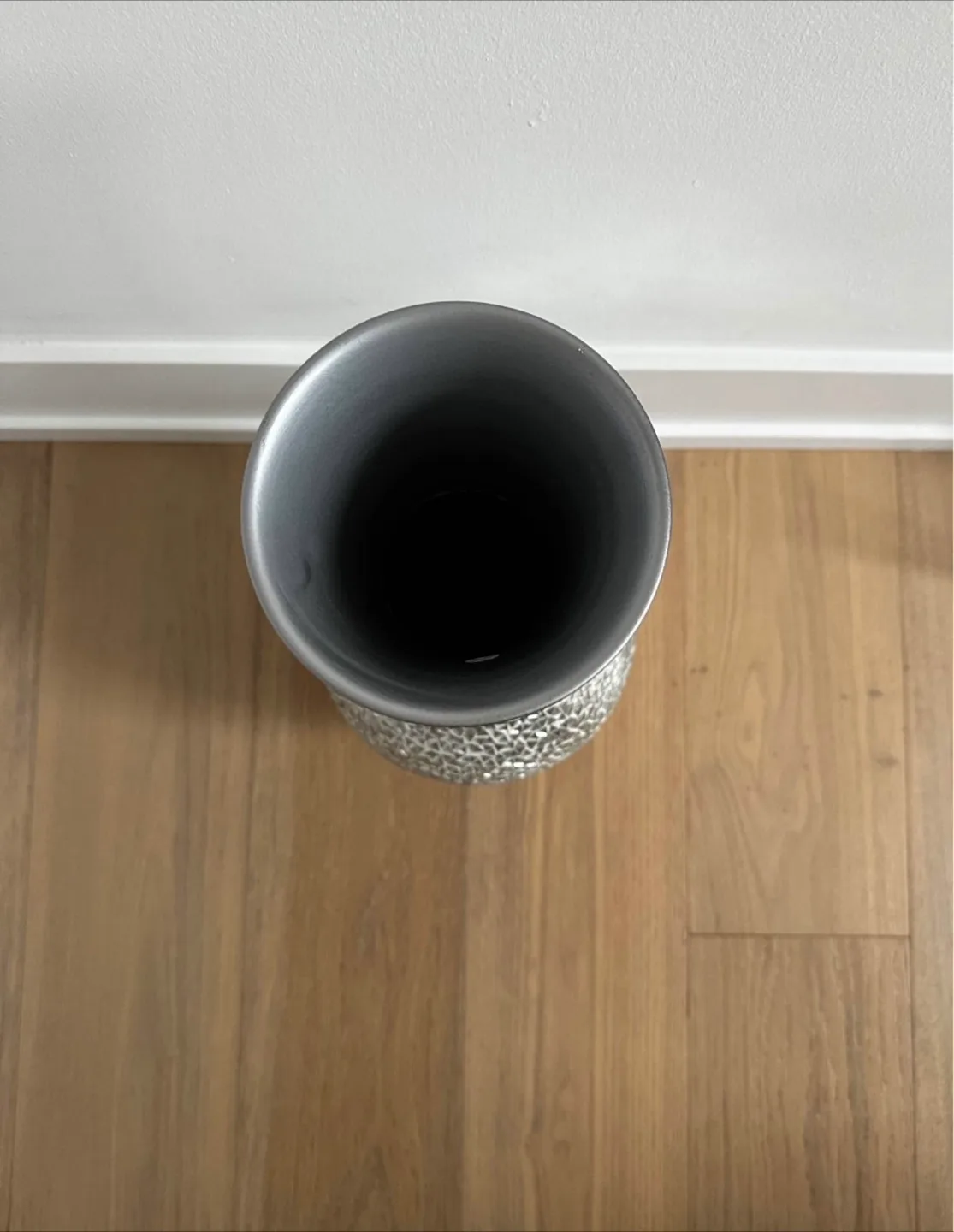 Silver Mirrored Vase image indicator(2)