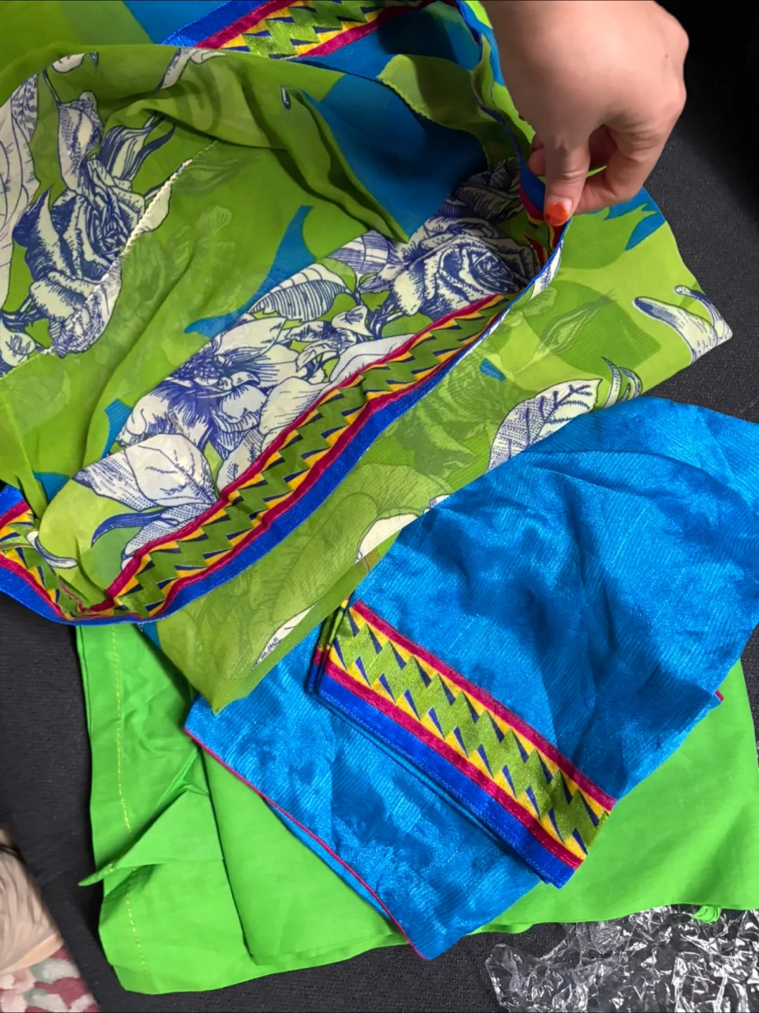 Saree with complete set image indicator(3)