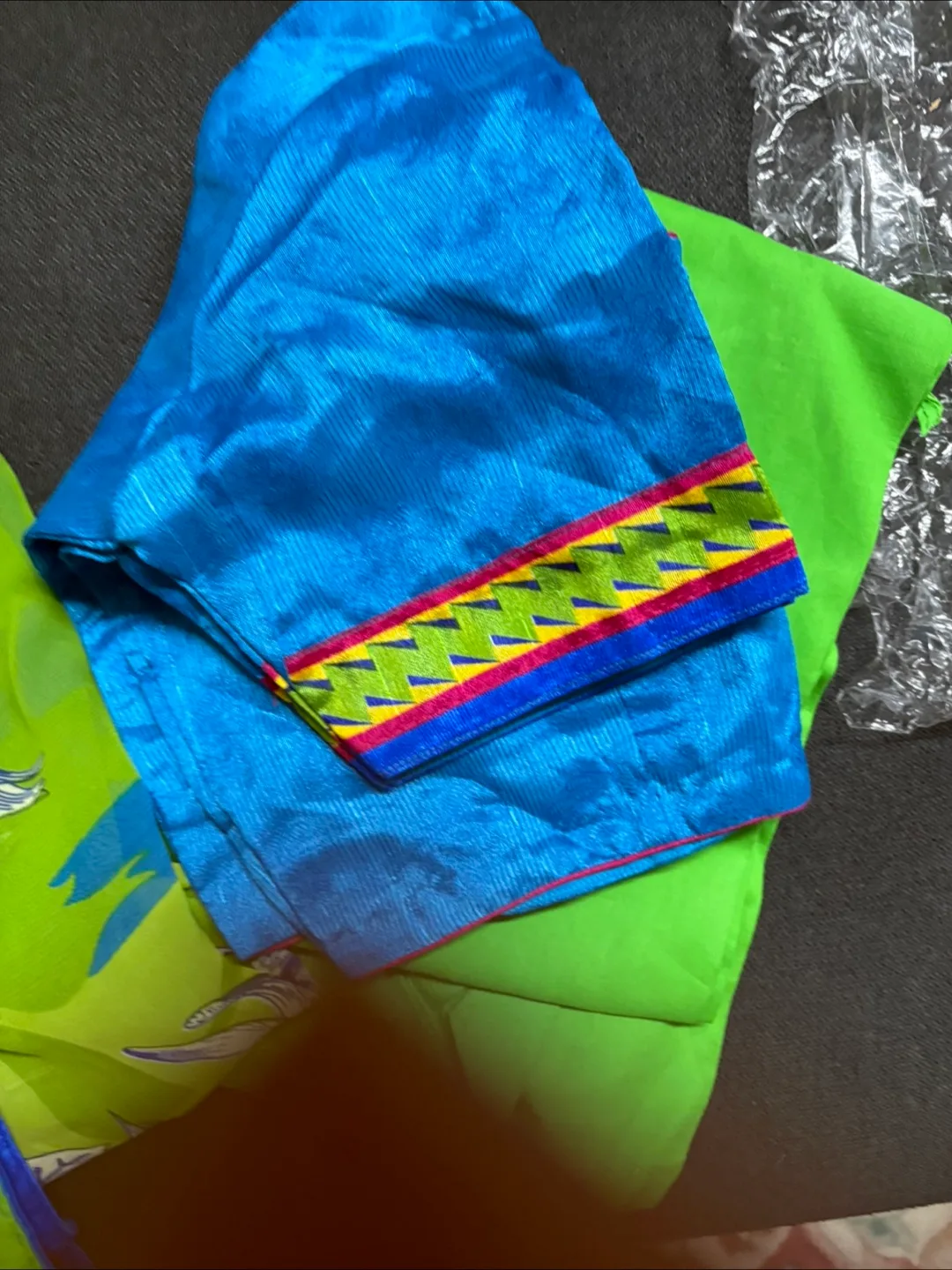 Saree with complete set image indicator(4)