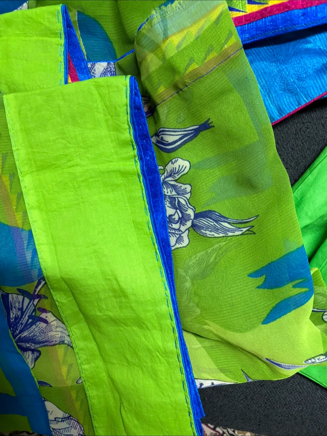 Saree with complete set image indicator(2)