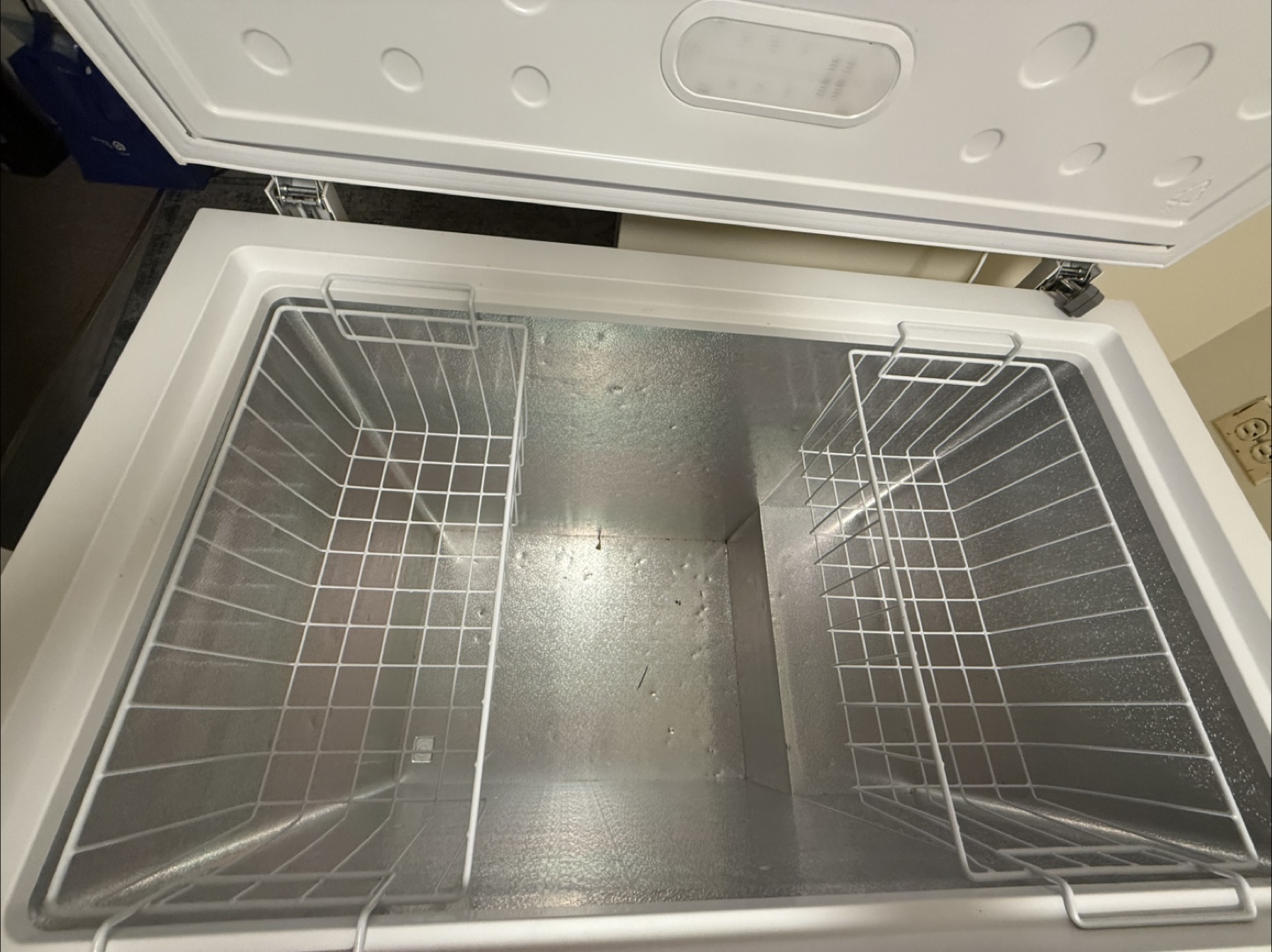 Magic Chef 8.7 cu ft deep freezer - photo 2