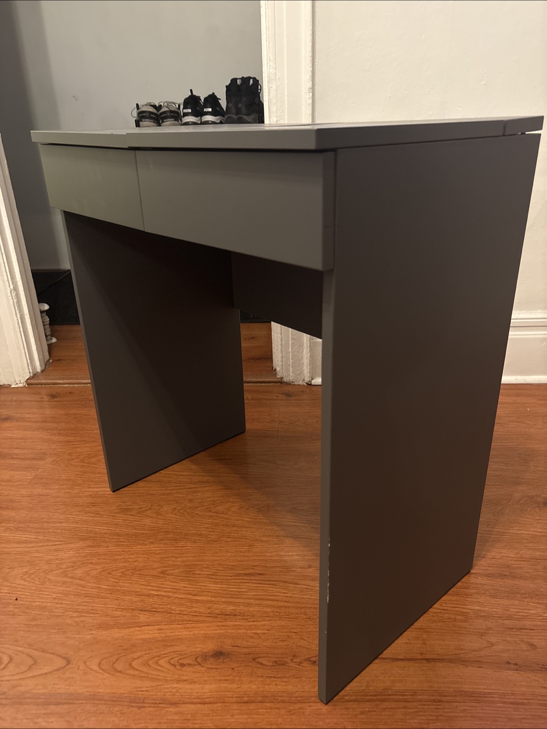 Grey Vanity Table With Mirror - photo 3