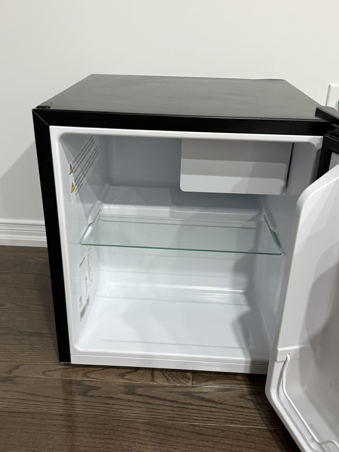 Hisense Mini Fridge-Brand New - photo 3