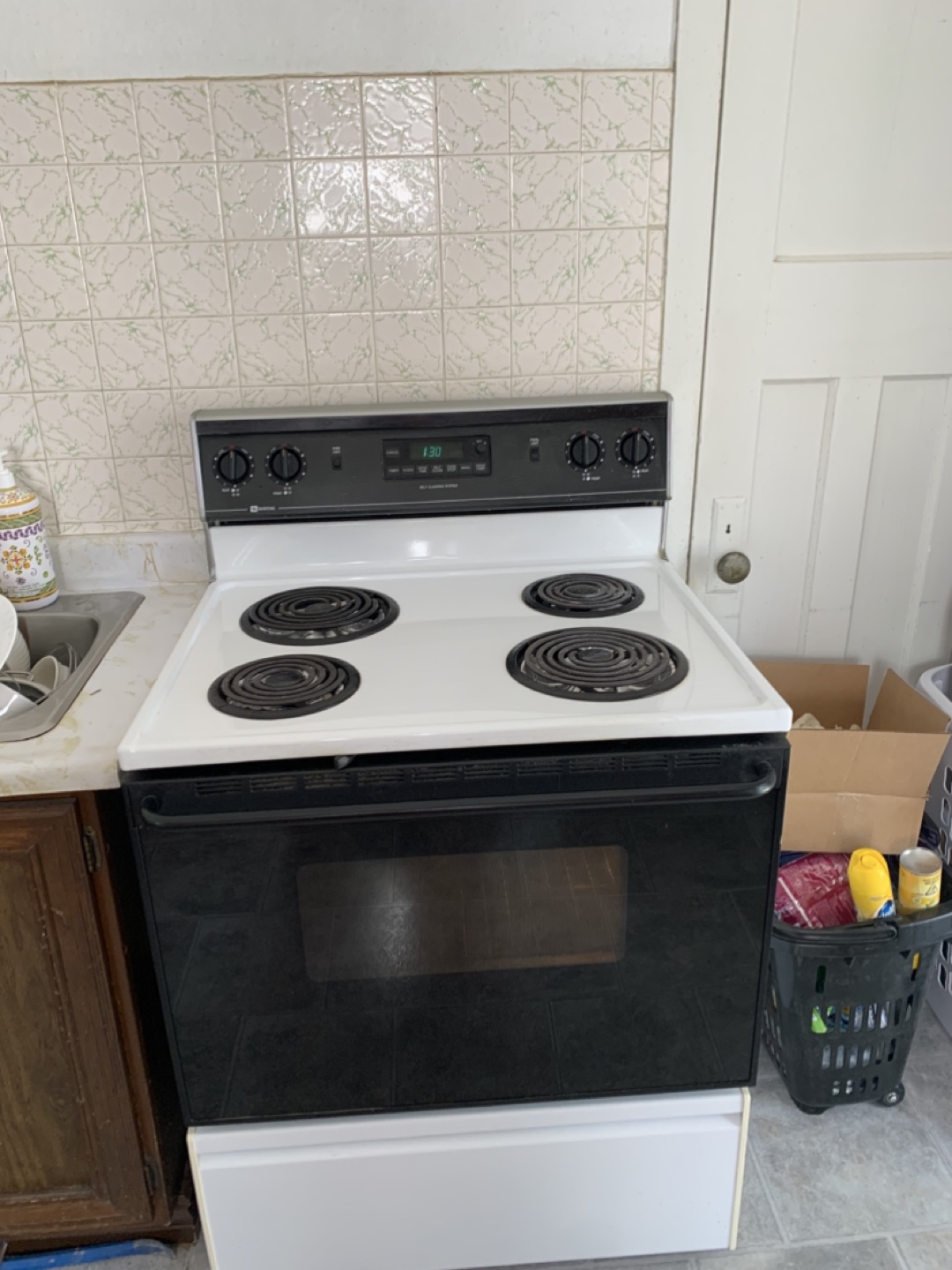 White & Black Electric Stove - photo 2