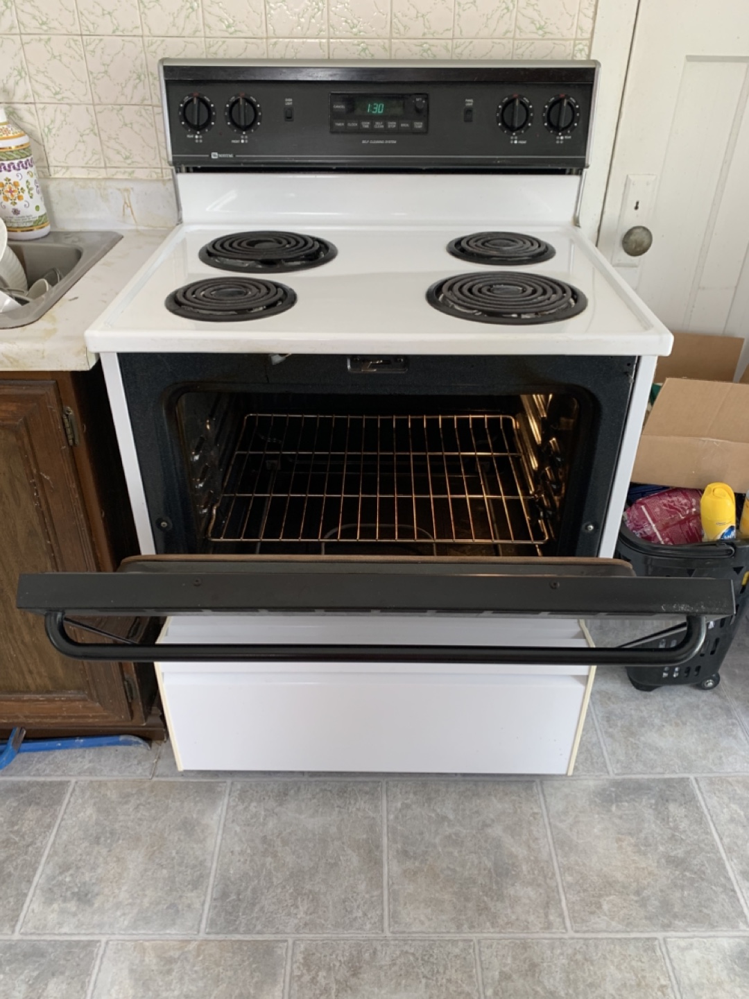 White & Black Electric Stove - photo 3