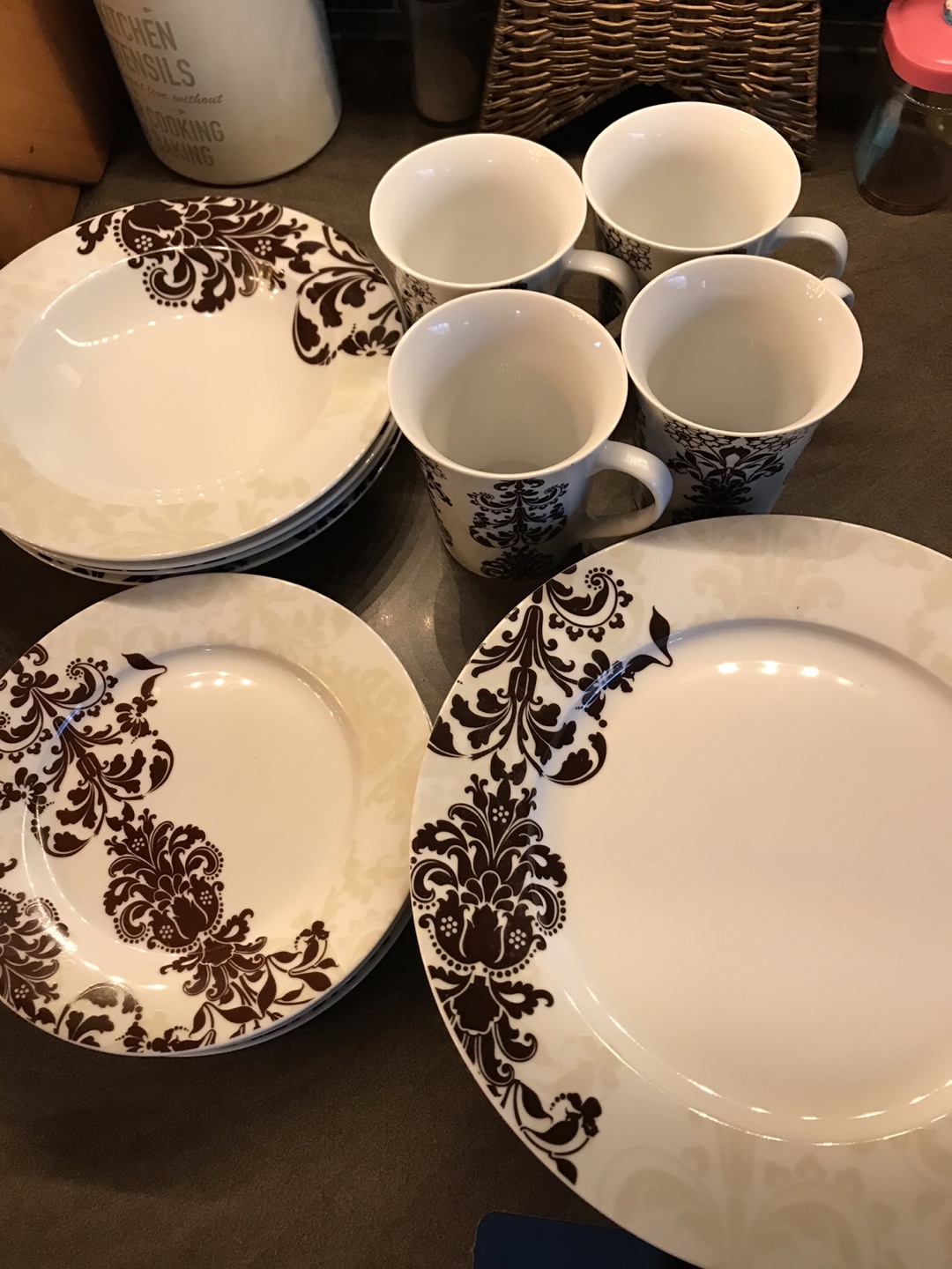 Stokes floral pattern dish set