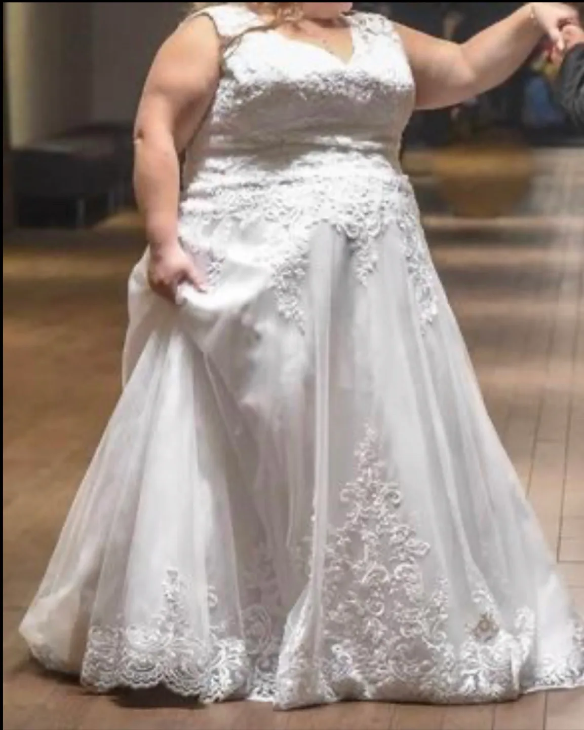 Elegant White Wedding Dress thumbnail