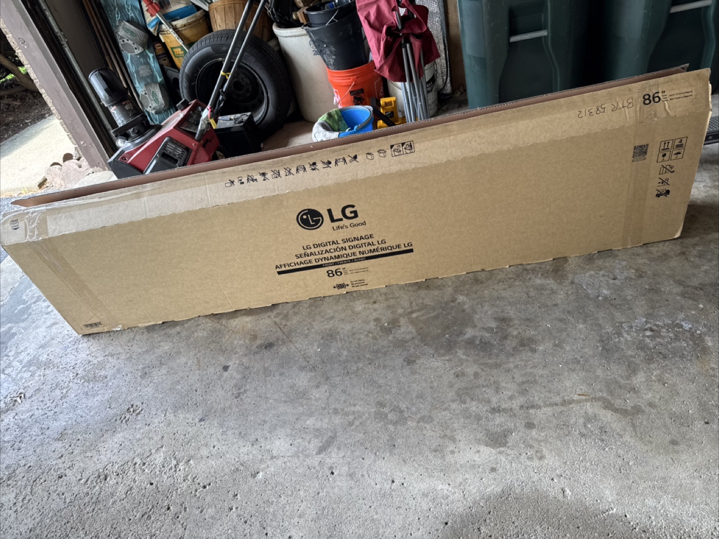 LG 86 inch wide monitor - photo 2