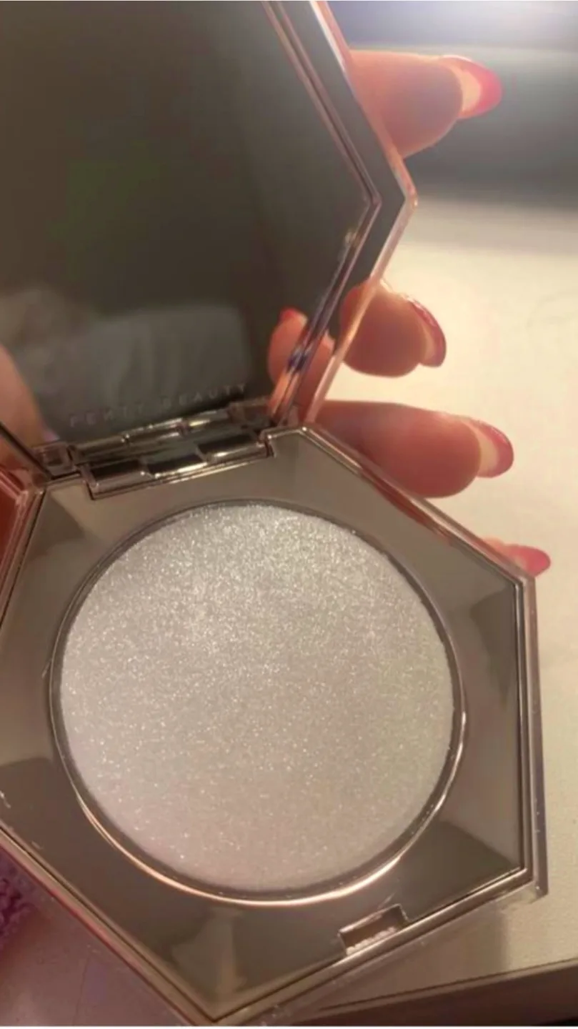 Fenty Beauty Diamond Bomb All Over Diamond Veil image indicator(5)