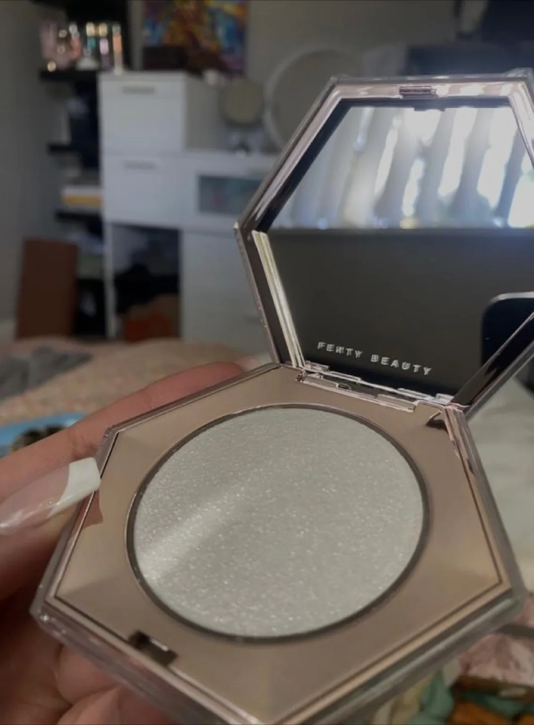 Fenty Beauty Diamond Bomb All Over Diamond Veil image indicator(6)