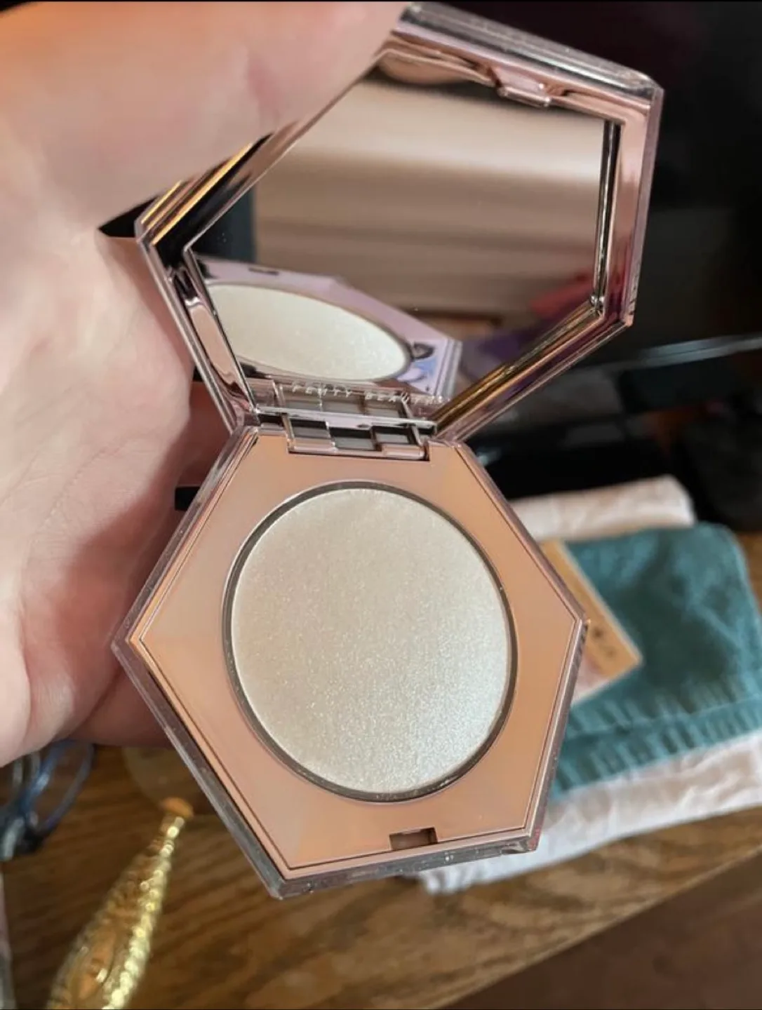 Fenty Beauty Diamond Bomb All Over Diamond Veil image indicator(3)