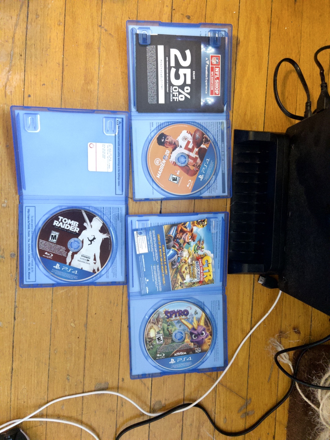 PlayStation 4 1TB w Games - photo 2