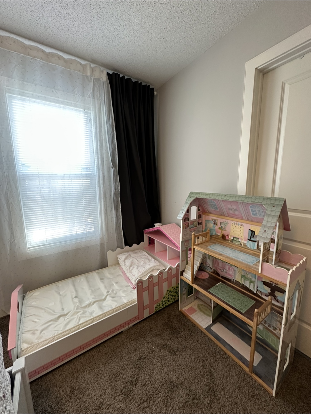 KidKraft toddler bed and doll house - photo 4