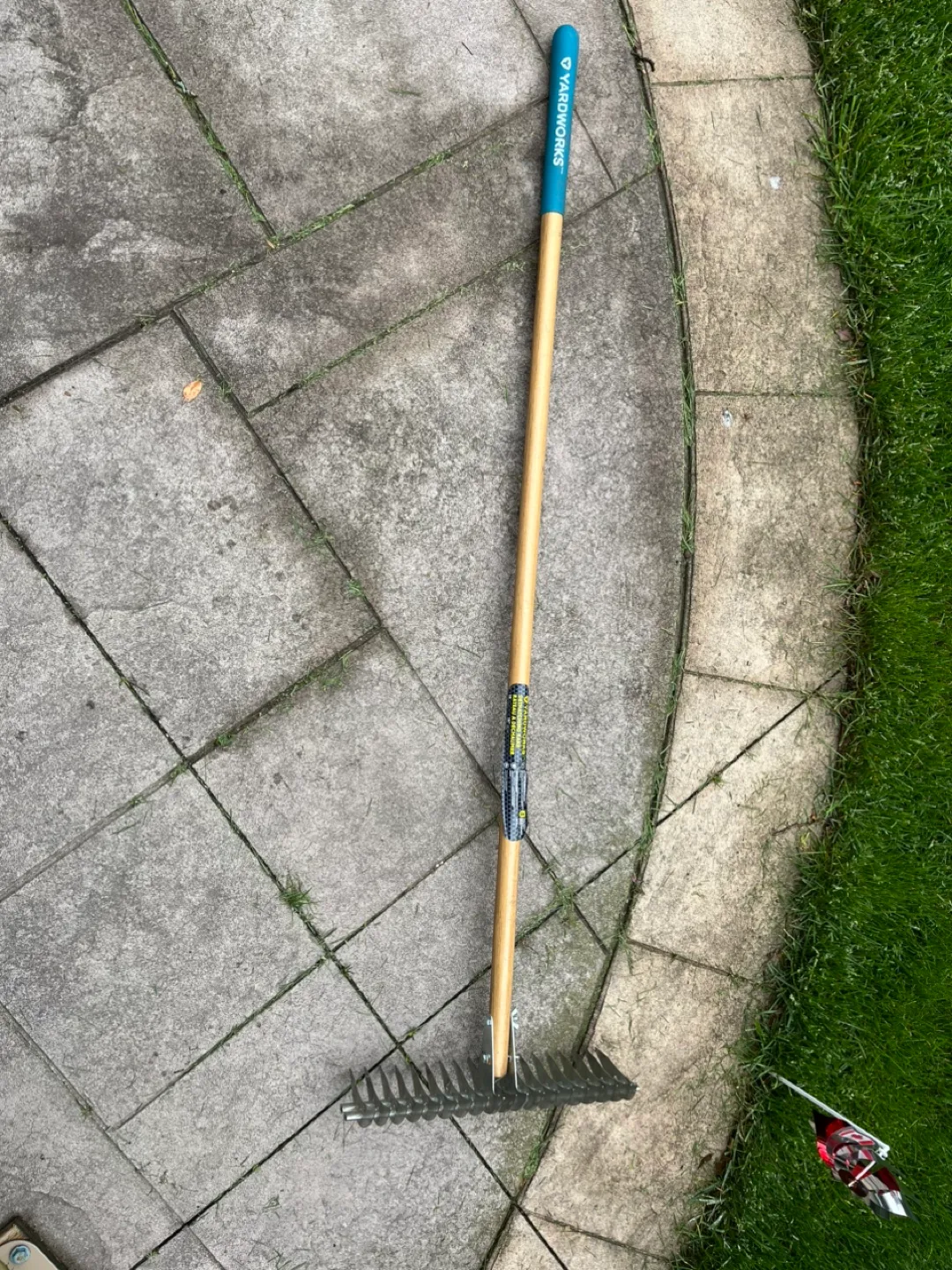 Yardworks Dethatching Rake thumbnail