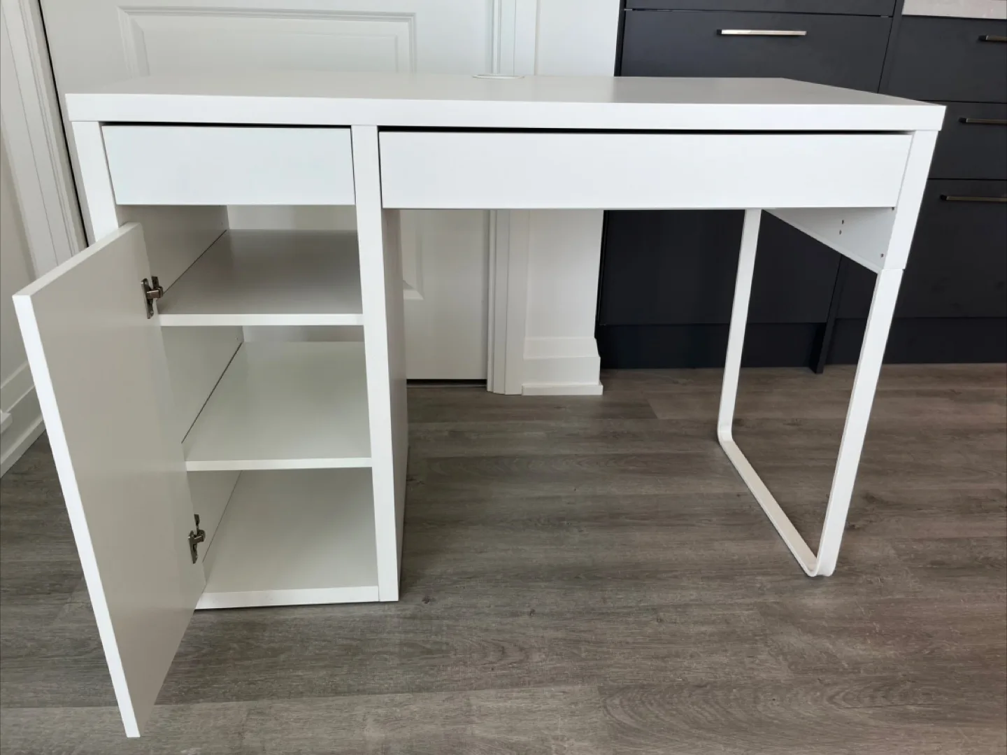 White Desk with Drawers and Shelves image indicator(2)