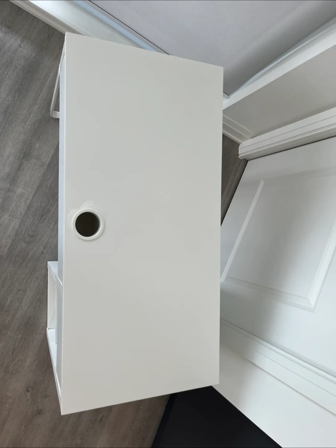 White Desk with Drawers and Shelves image indicator(5)