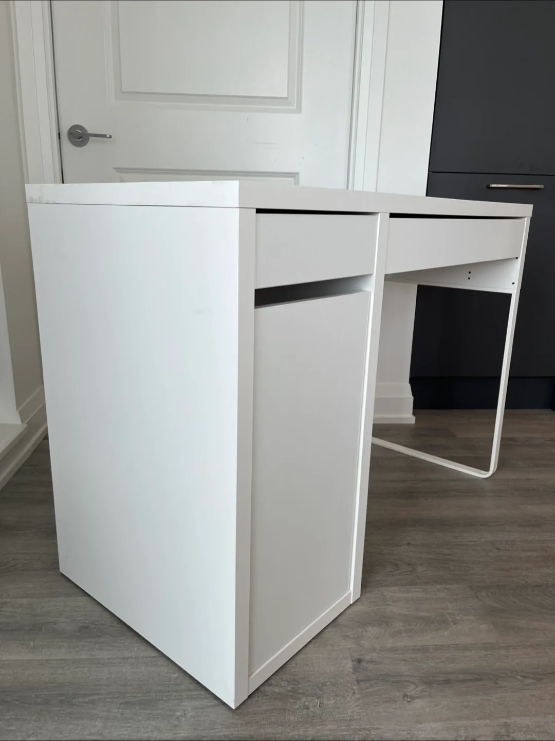 White Desk with Drawers and Shelves image indicator(3)