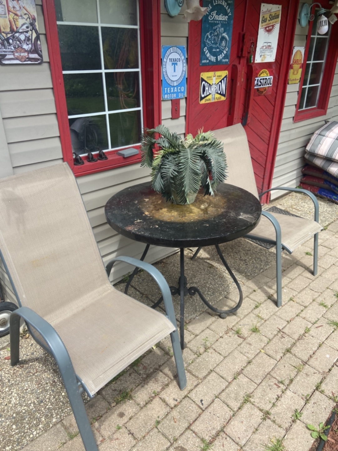 Iron table with lounge chairs and pads - photo 4