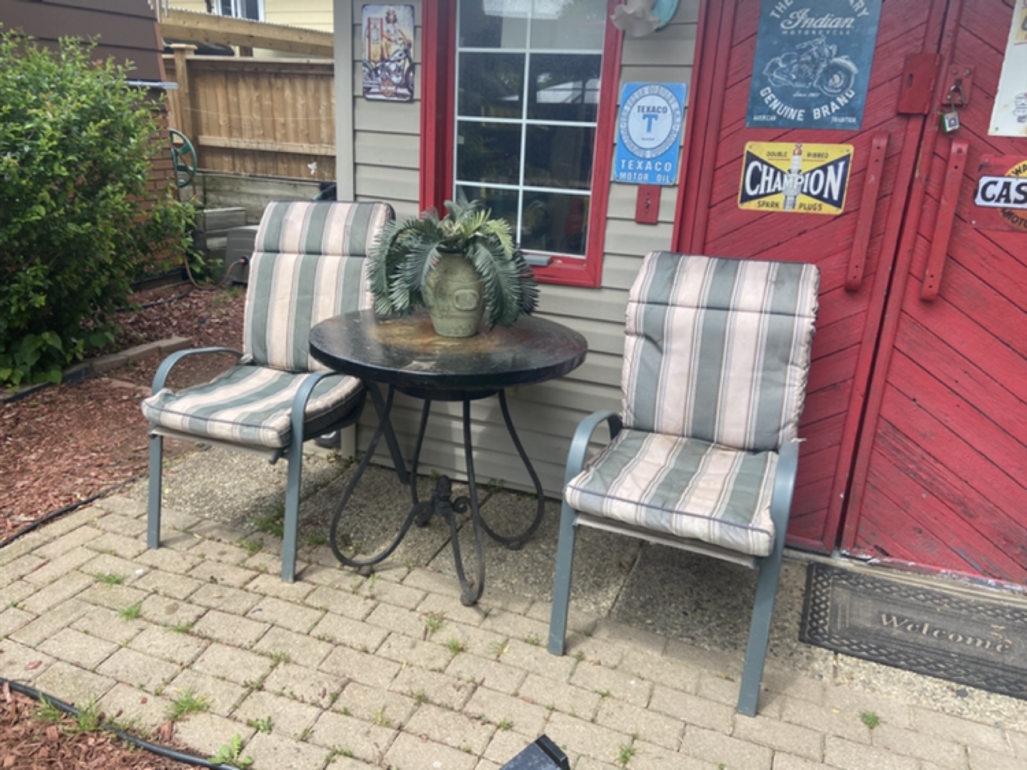 Iron table with lounge chairs and pads - photo 3